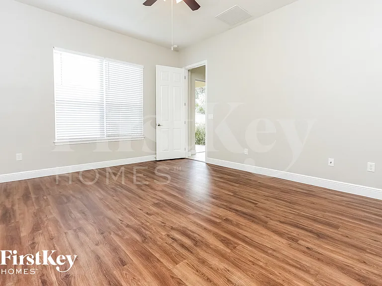 663 Breezeway Ct — Photo 9
