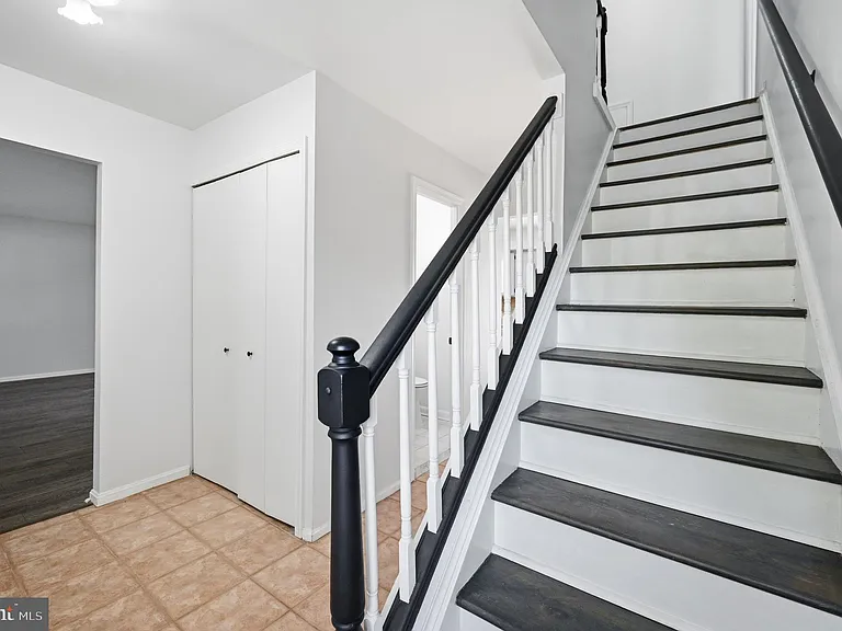 10609 Oxford Ct — Photo 5