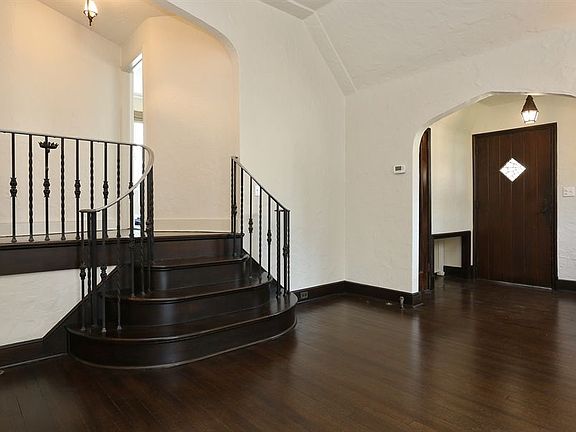 Foyer 2.jpg