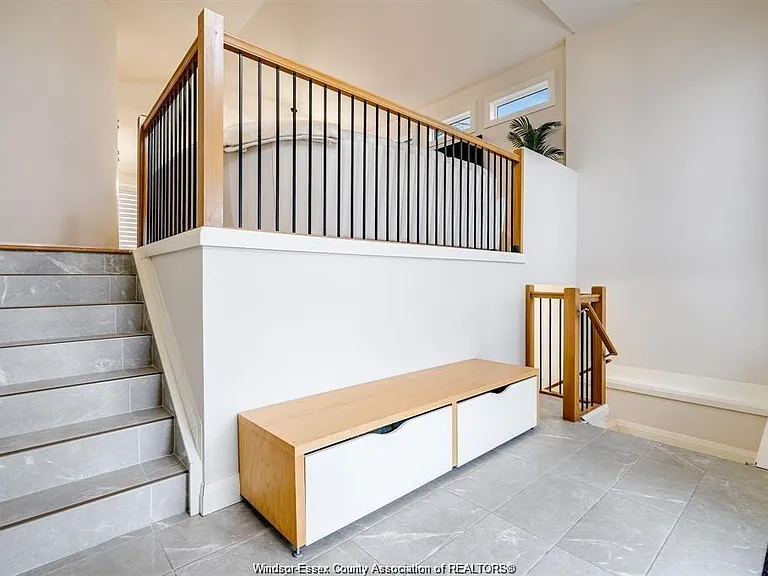 241 Robinson Ave #UPPER — Photo 2