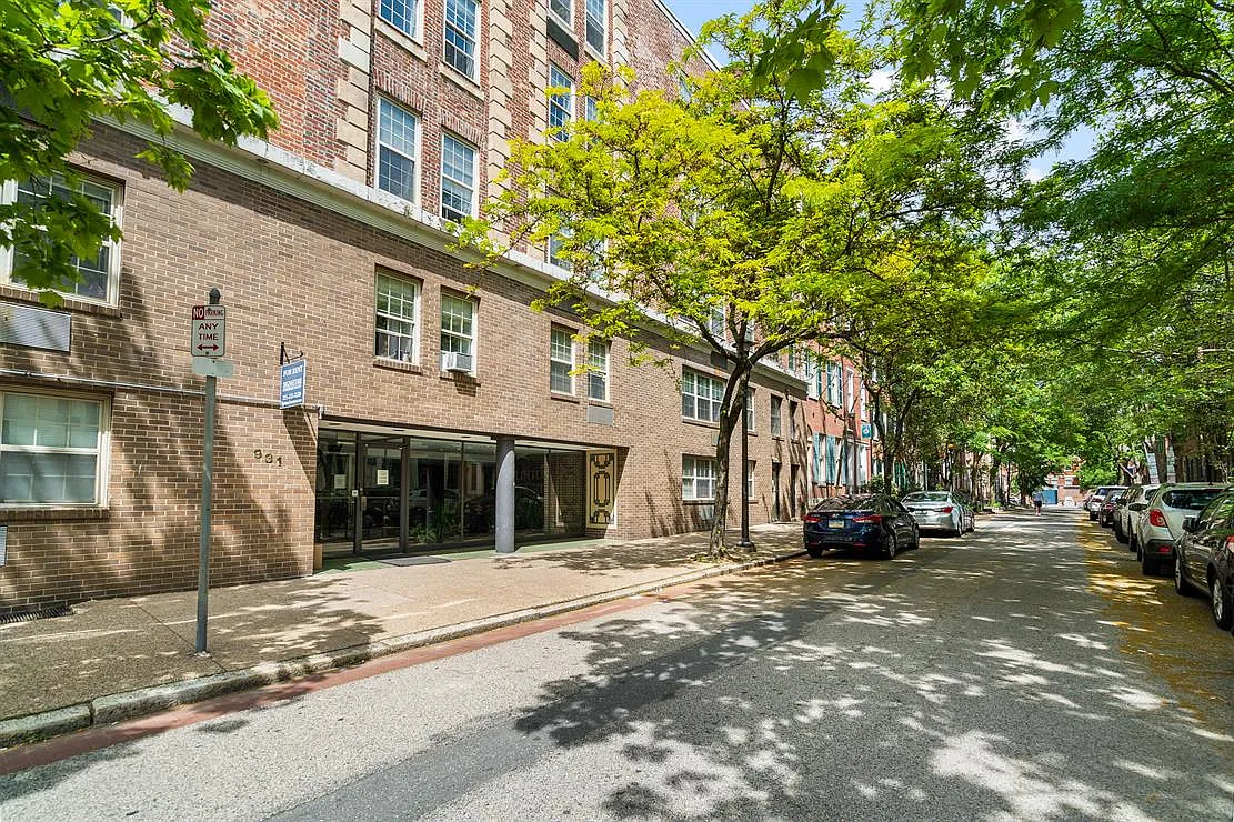 Clinton Court — Photo 2