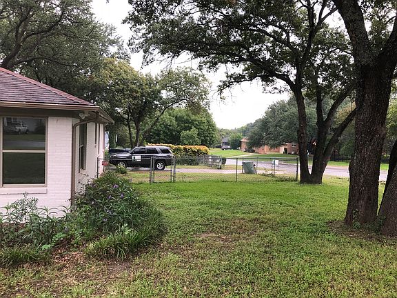 Front right w driveway 