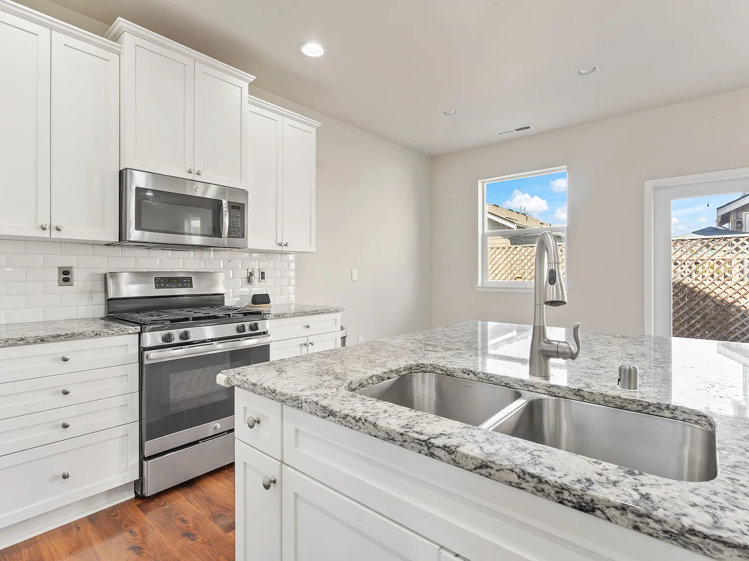 4 bed, 2297 sqft, $3,300 — Photo 4