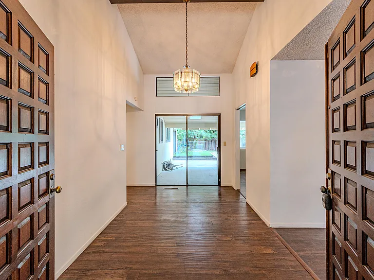 327 Clarkin Ct — Photo 5