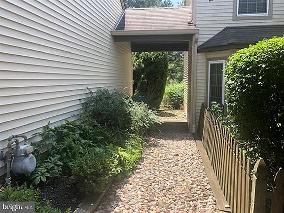 3rd image of 76 Woodlake Dr