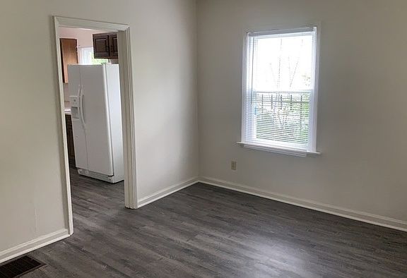 4th image of 3509 W Hillcrest Ave