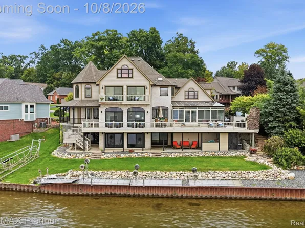 997 Thompson Shore Dr, Howell, MI 48843