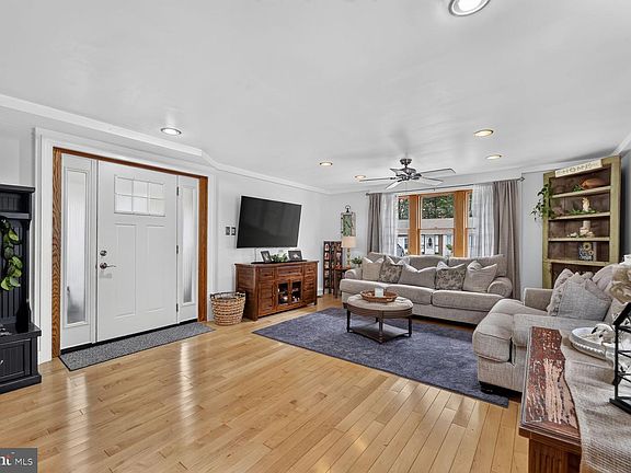 4th image of 27 Higgins Ave
