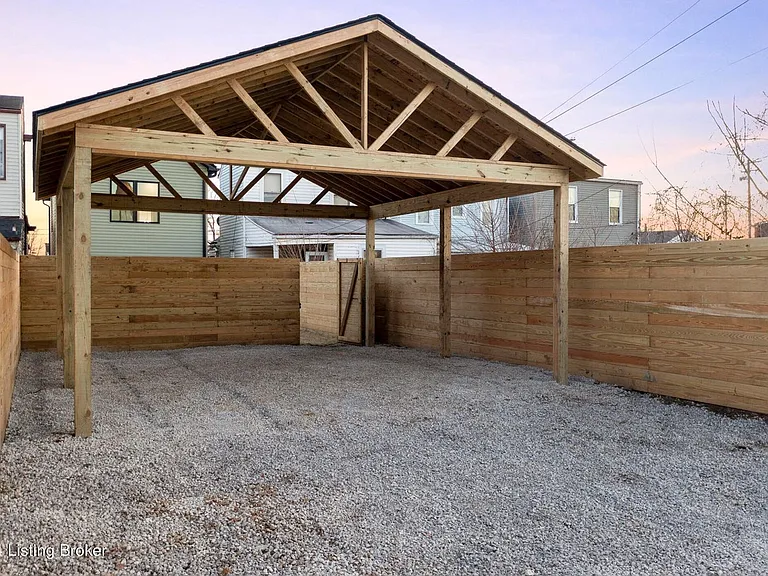 923 E Oak St — Photo 6