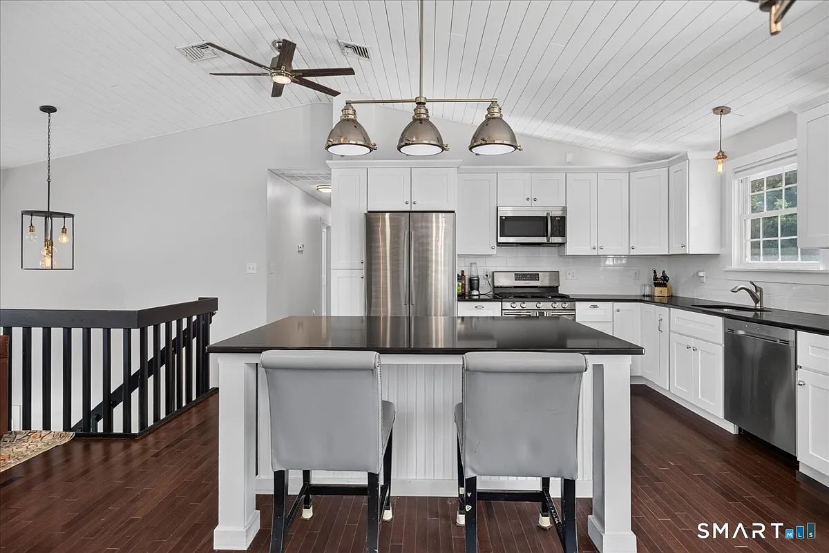 3 bed, 3.0 bath, 1772 sqft, $4,700 — Photo 2