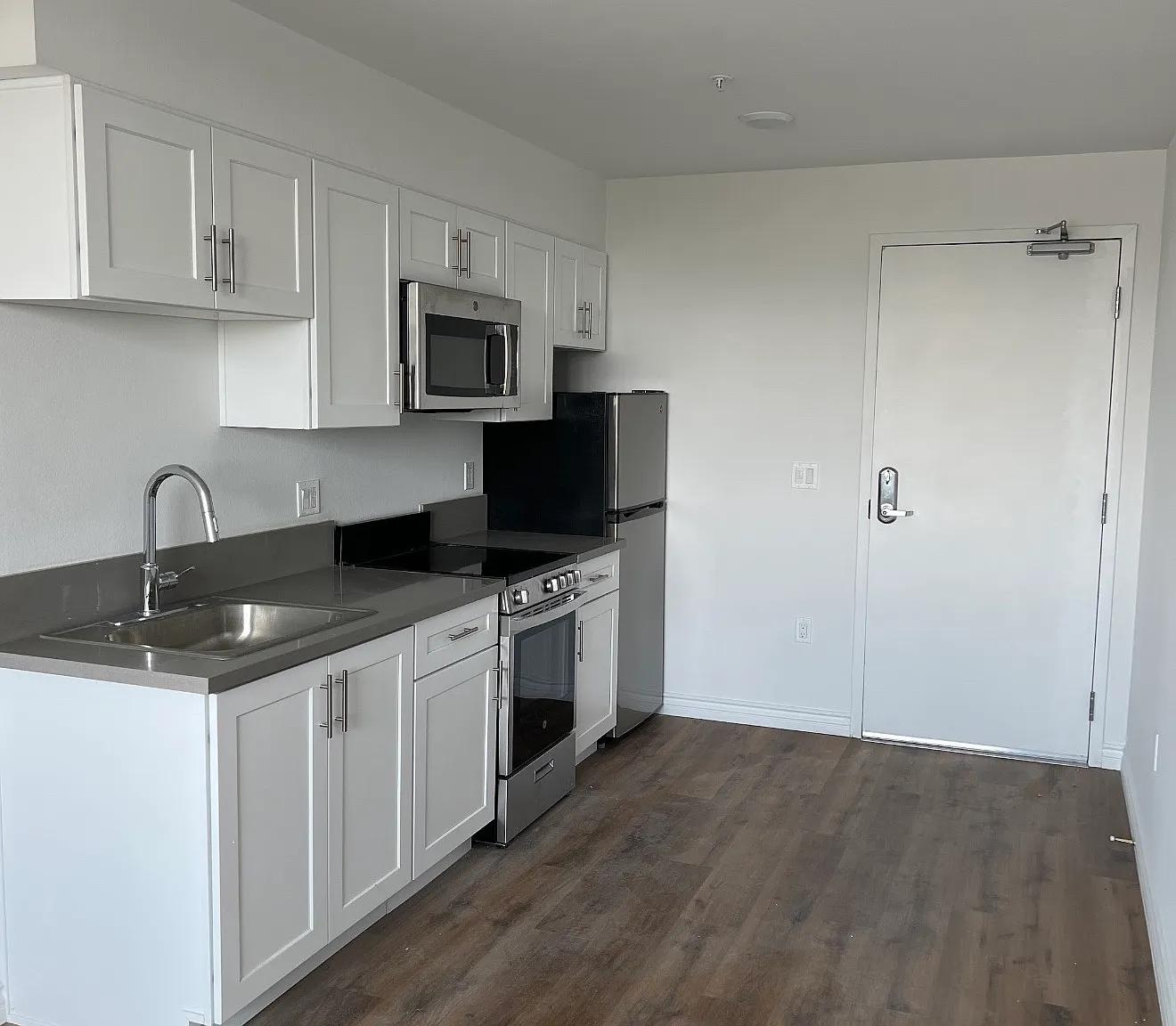 1 bed, 450 sqft, $1,800 — Photo 2