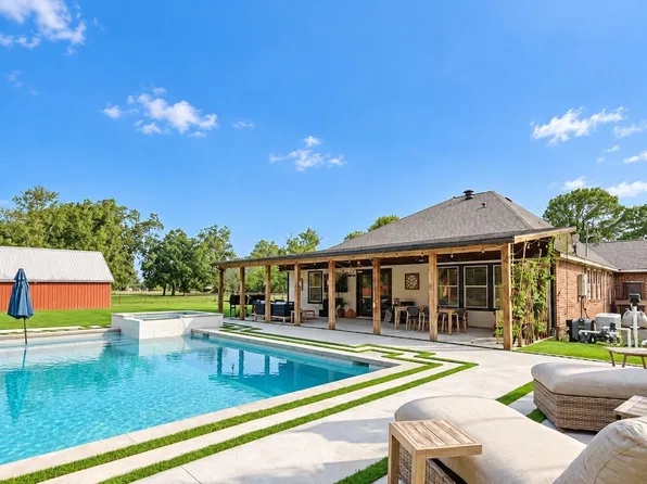 1114 Wagon Rd, Wallis, TX 77485