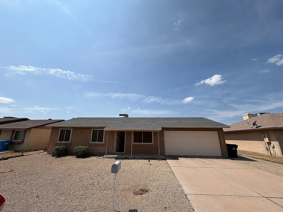3 bed, 2.0 bath, 1064 sqft, $2,000 — Photo 2