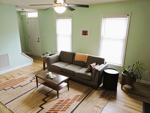 4th image of 13 Bentwood Pl