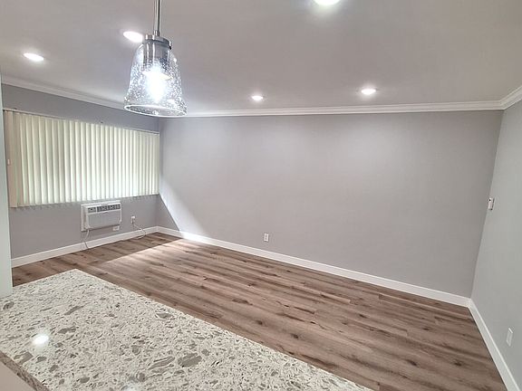 2nd image of 13961 Oxnard St APT 9