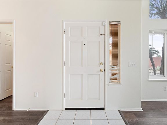4th image of 690 Canterbury Cir