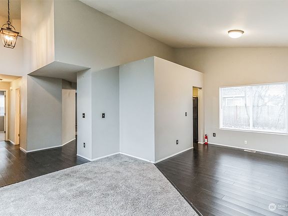 5th image of 4015 218th St E
