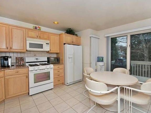 5th image of 33 Lenox Ct