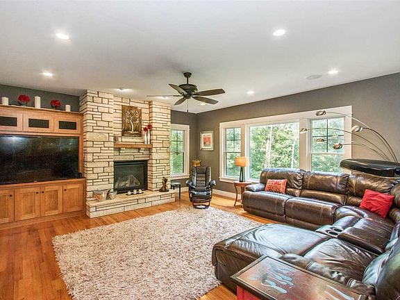 2nd image of 2542 Cottonwood Ct NE
