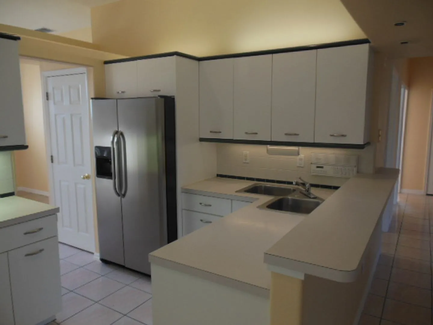 4 bed, 2.0 bath, 2328 sqft, $2,299 — Photo 4