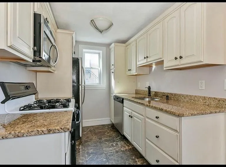 154 Webster St #2 — Photo 4