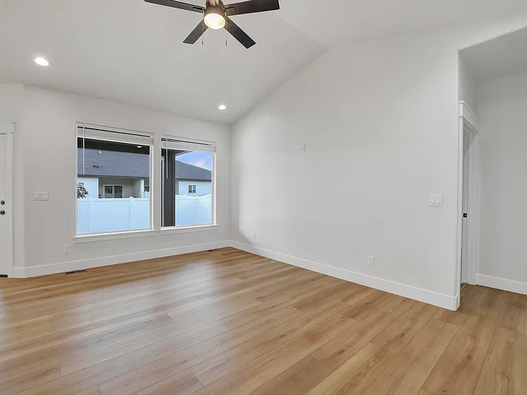 533 Irene St — Photo 11