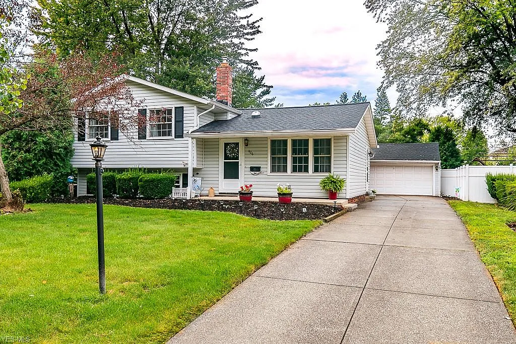 426 Waterbury Dr photo 1