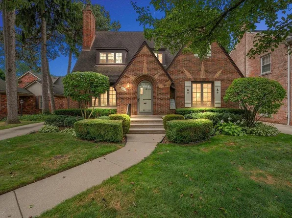 279 Kenwood Ct, Grosse Pointe Farms, MI 48236