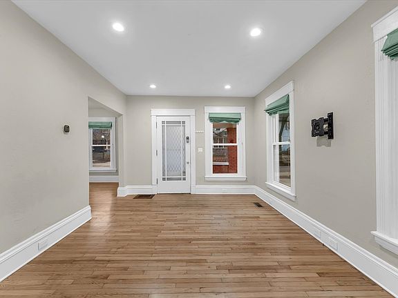 5th image of 325 Norwood Ave SE