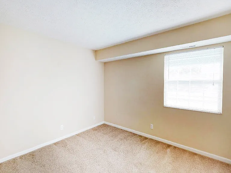 Crown Crossing Apartments — Photo 28