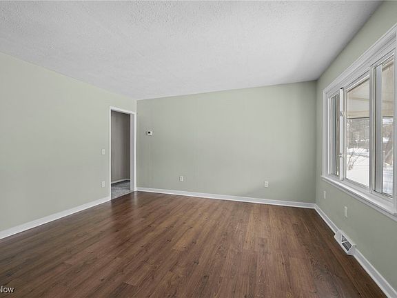 5th image of 954 Bryce Ave