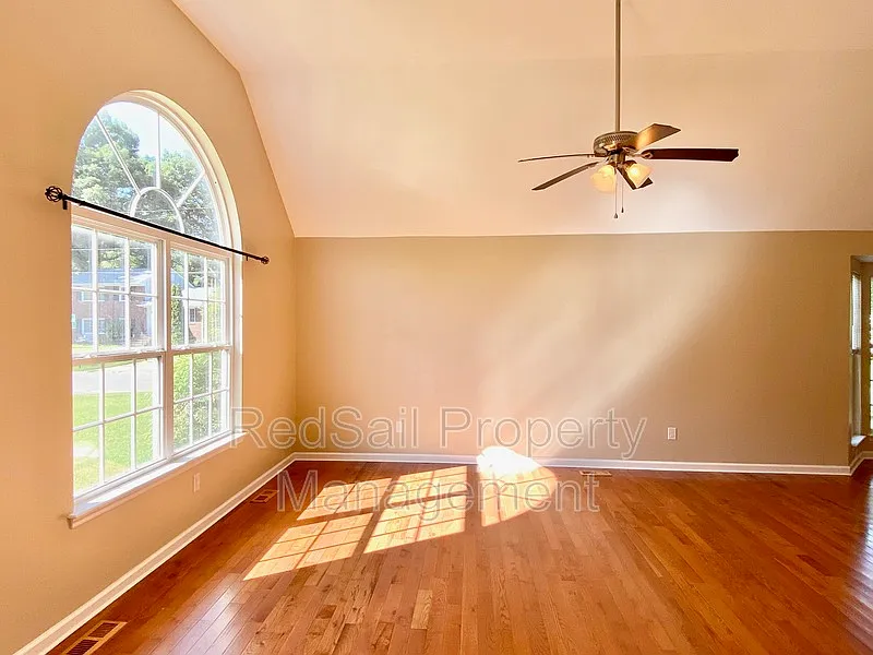 3 bed, 2.0 bath, 1233 sqft, $2,200 — Photo 3