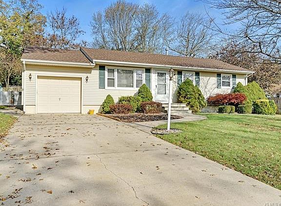 3rd image of 48 Dogwood Ln
