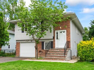 90 Cocks Ln, Locust Valley, NY 11560