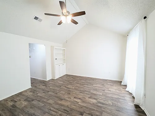 402 Lee Dr Photo 1