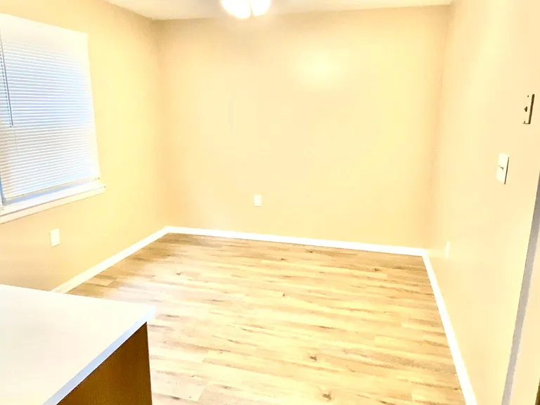 Kitchen Eat-In area