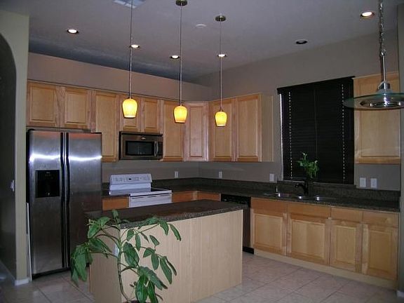 Upgraded Kitchen with Mapel Cabinets & Granite Counters!