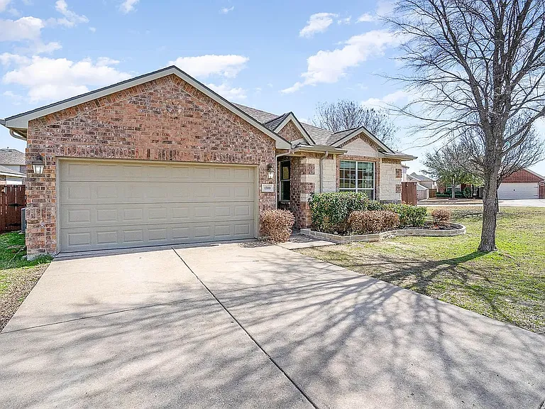 1300 Clear Creek Dr — Photo 2