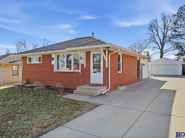 5239 Heumann Dr, Lincoln, NE 68504