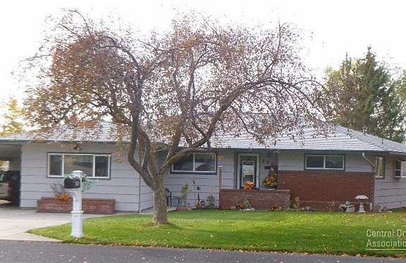 2nd image of 895 NE Crest Dr