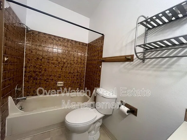 8000 Queen Victoria Dr #2 — Photo 8