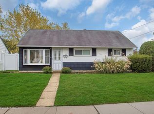 25 Vernon St, Plainview, NY 11803