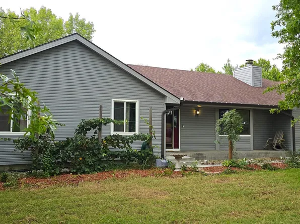 346 NE 62nd St, Topeka, KS 66617