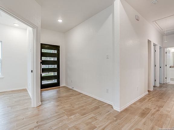 5th image of 138 Quinta St