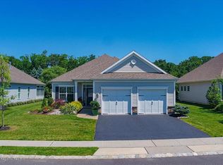 18 E Grimaldi Dr, Farmingdale, NJ 07727