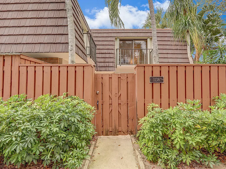 1138 11th Ct — Photo 3