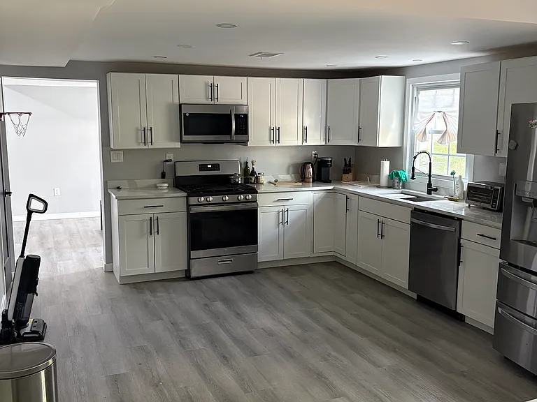 1200 Marshall Ln — Photo 8