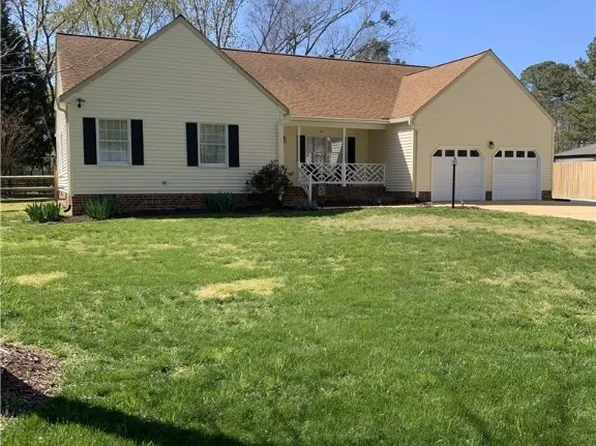 105 Crest Lake Ct, Yorktown, VA 23693