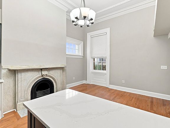 5th image of 1014 Clinton St #1STREAR