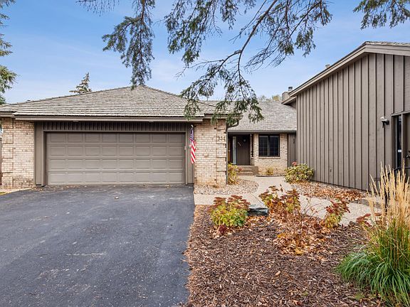 2nd image of 934 S Highview Cir